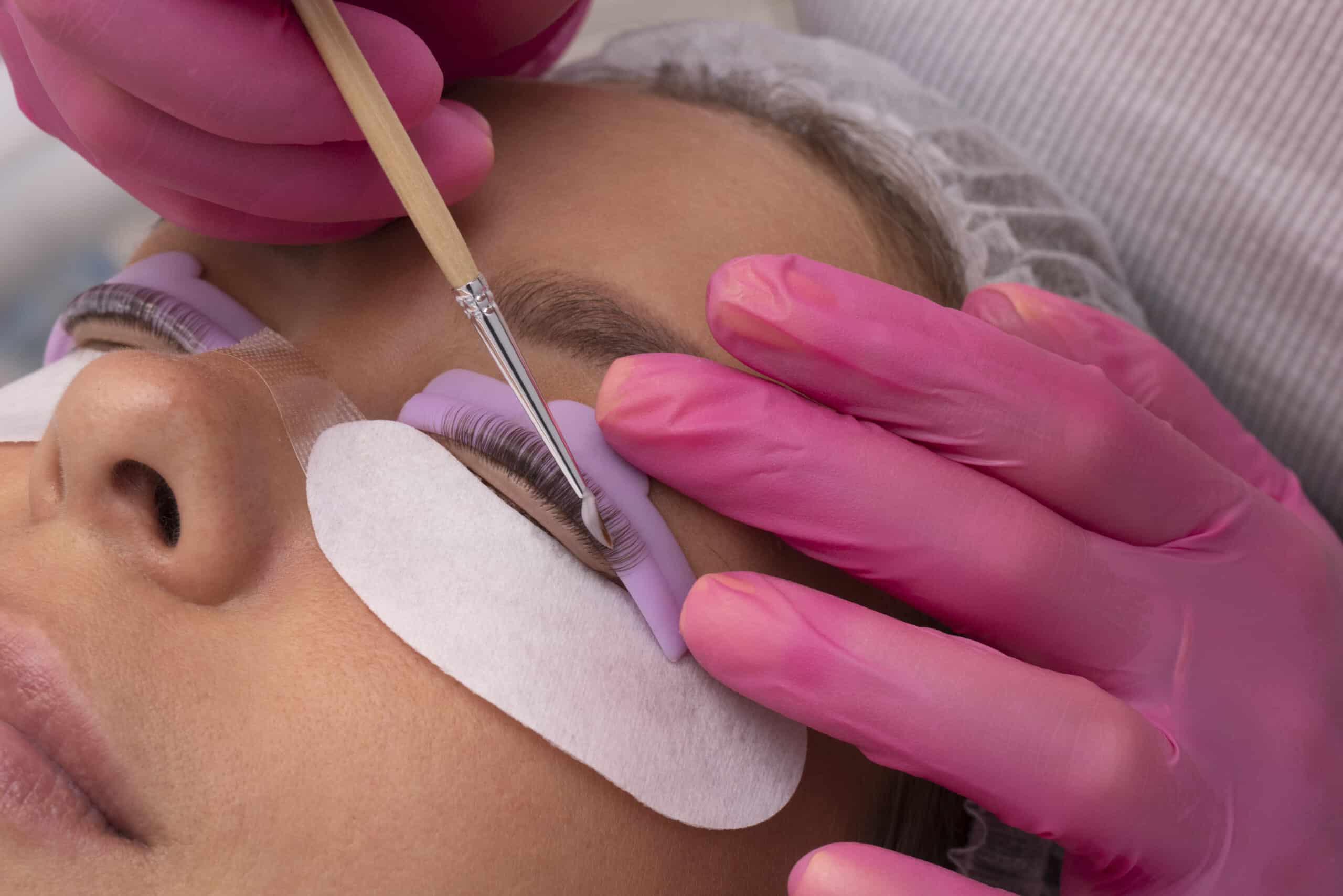 Lash Lift and Brow Tint: What to Expect Your First Time